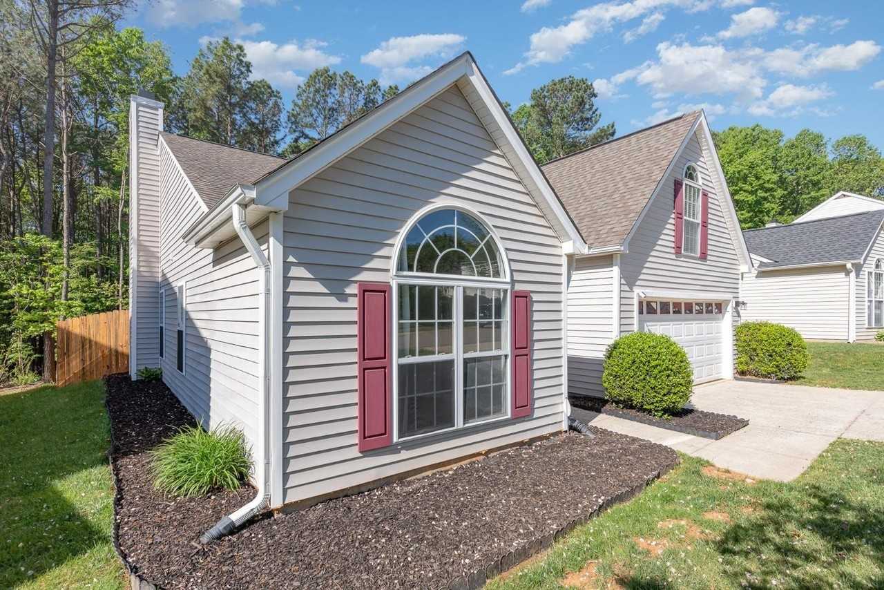 9212 Erinsbrook Dr - Photo 3 of 27