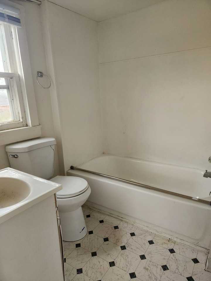 2422 White St #1 - Photo 2 of 5