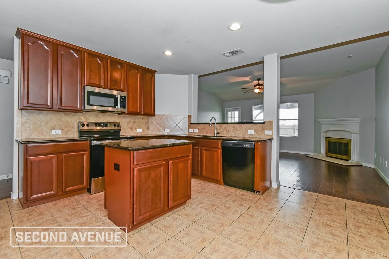 680 Austin Ln - Photo 2 of 28