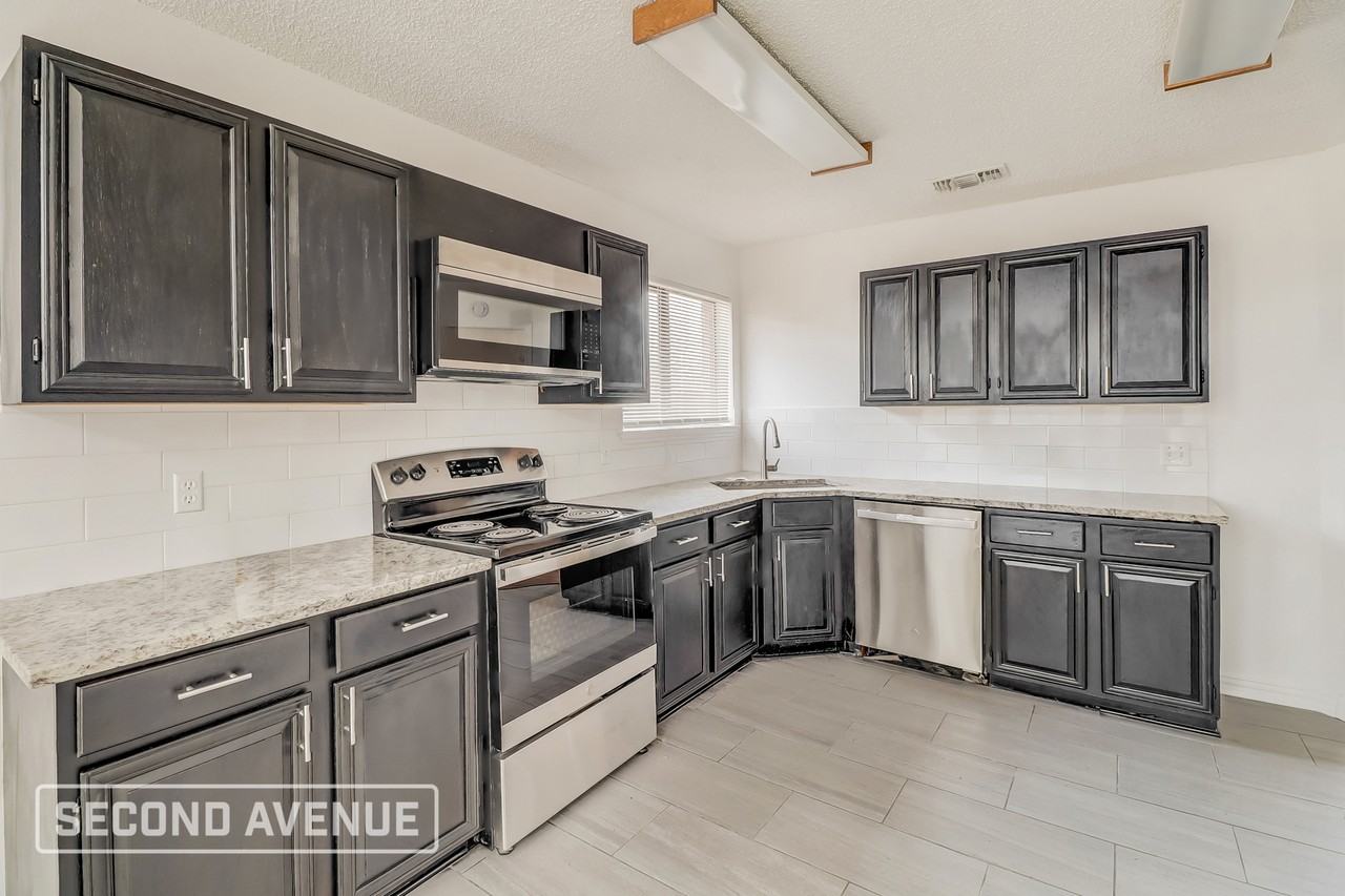 8802 Briarwood Dr - Photo 4 of 27