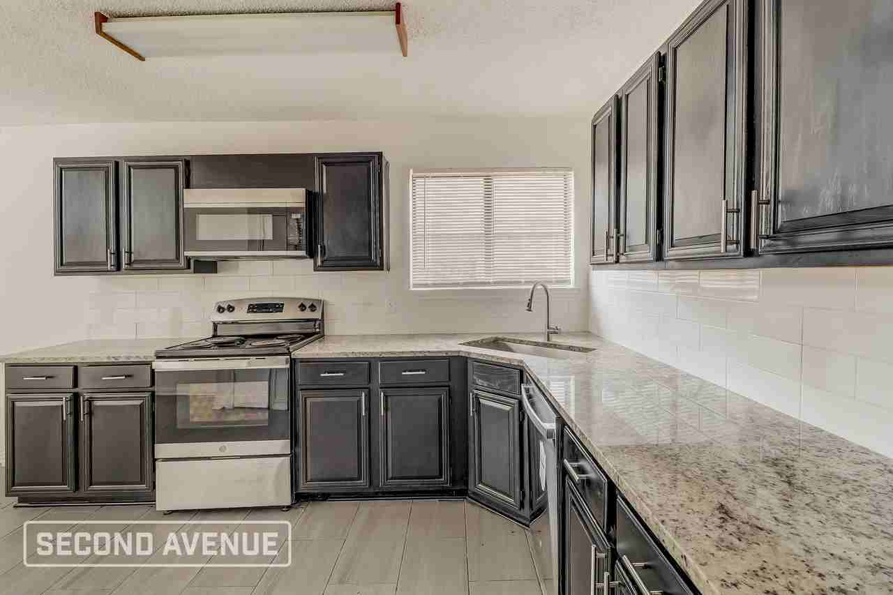 8802 Briarwood Dr - Photo 5 of 27