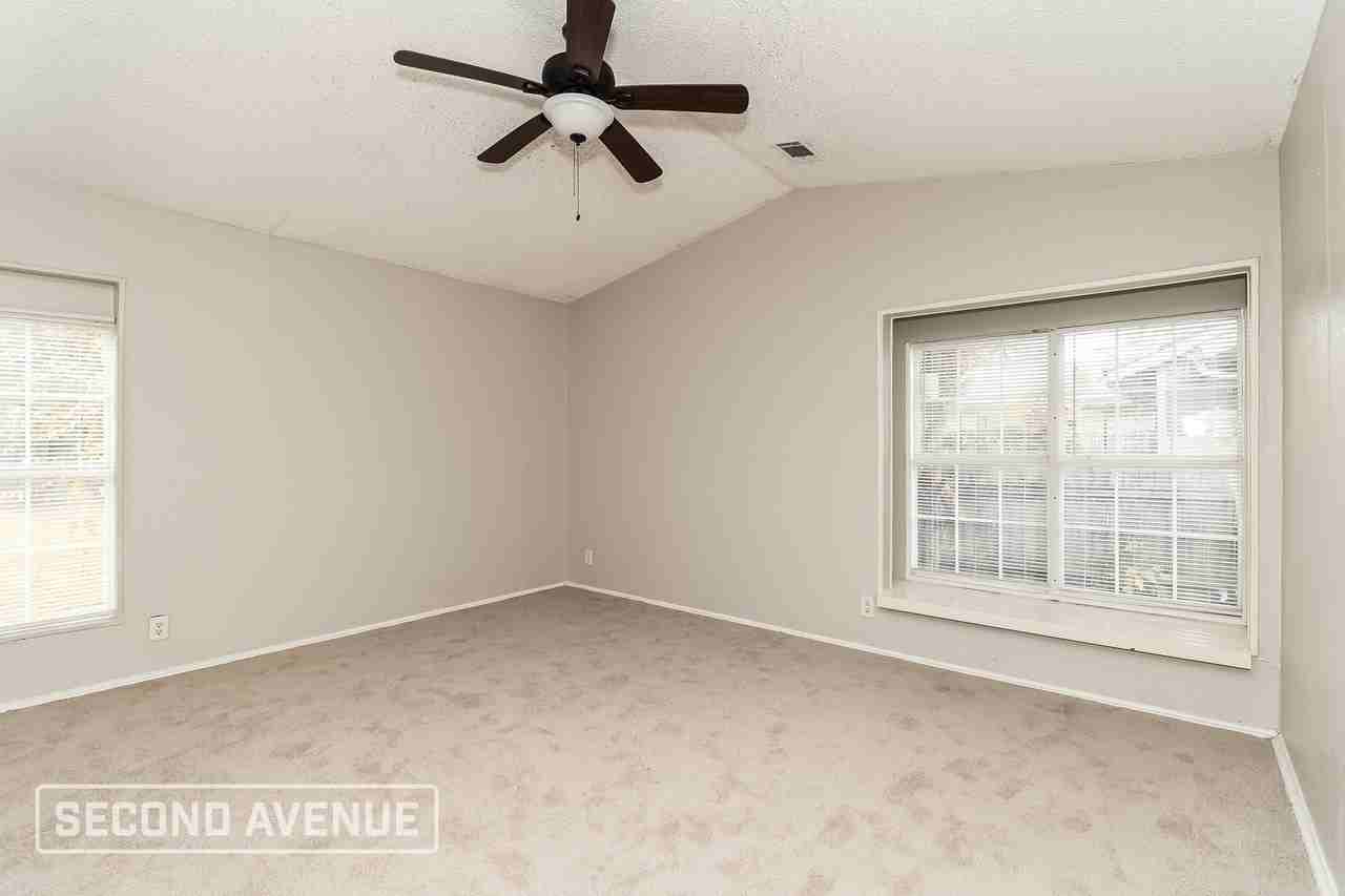 127 Woodhill St - Photo 4 of 28