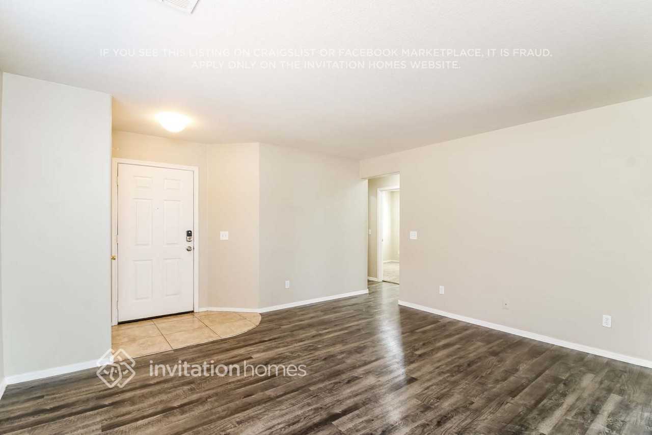 19464 N Smith Dr - Photo 3 of 17