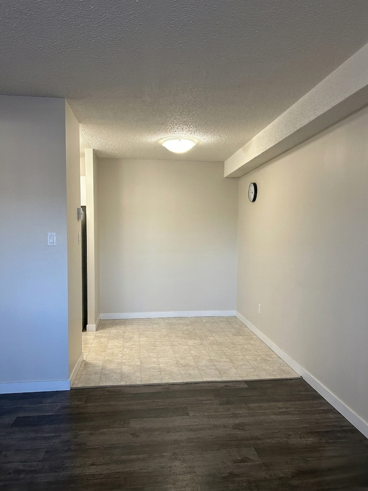 Grant Manor - Photo 3 of 9