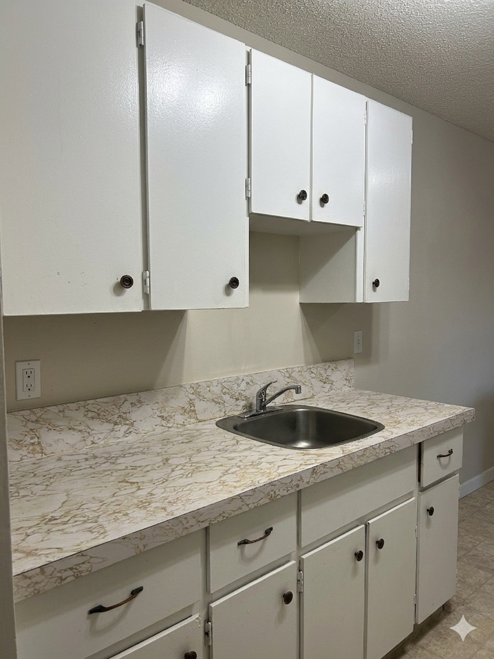 Grant Manor - Photo 4 of 9