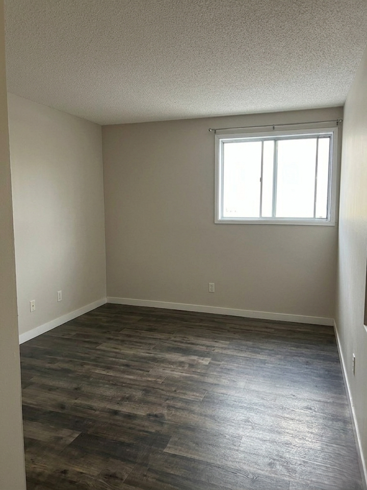 Grant Manor - Photo 5 of 9