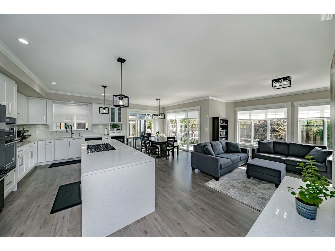 17033 Fraser Highway - Photo 2 of 35