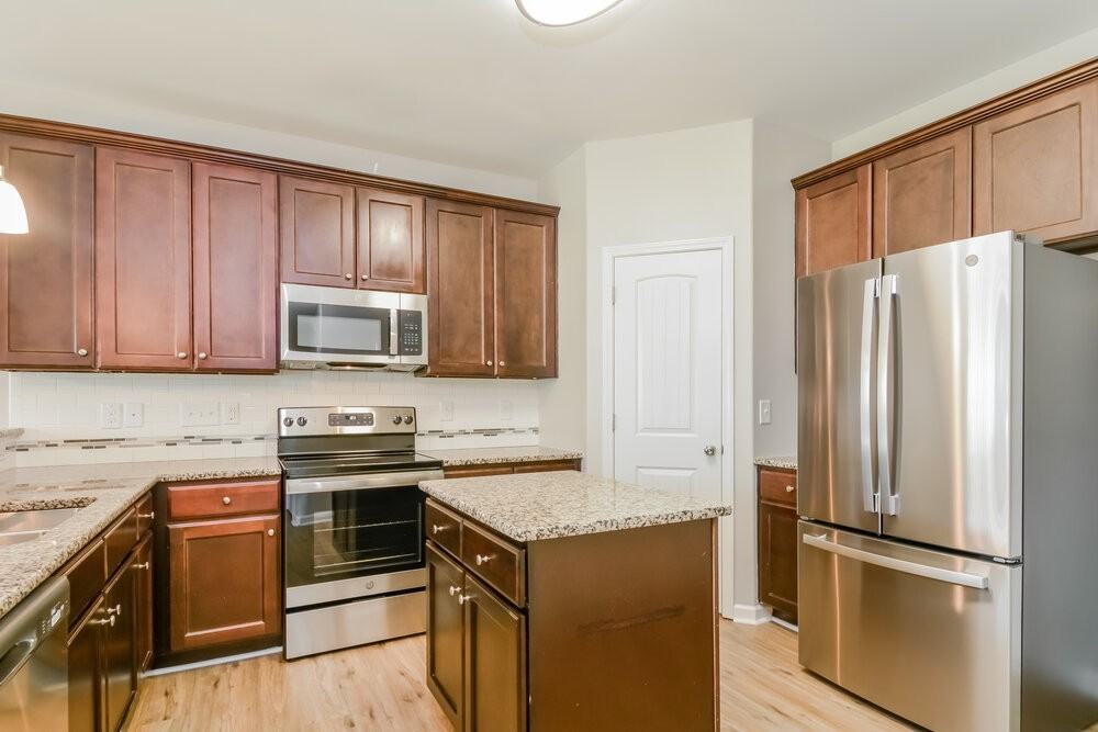 238 Grovemere Ln - Photo 5 of 17