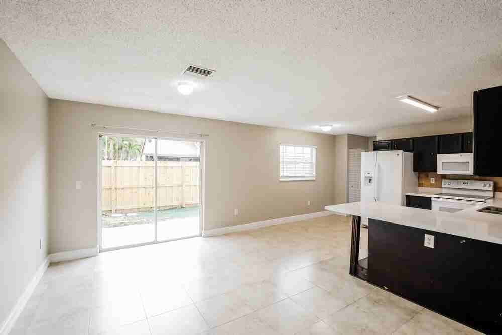 40 Nw 110th Ave - Photo 6 of 17