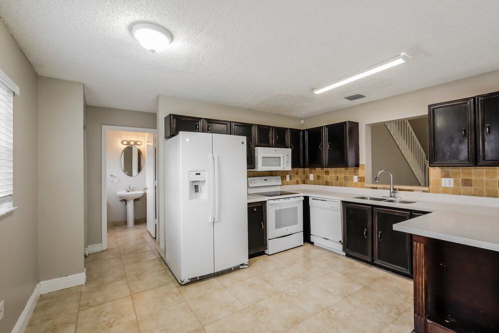 40 Nw 110th Ave - Photo 7 of 17