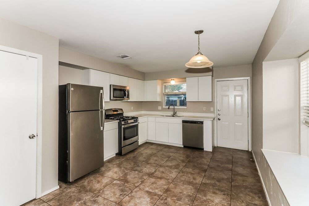 18714 Andalusian Dr - Photo 7 of 16