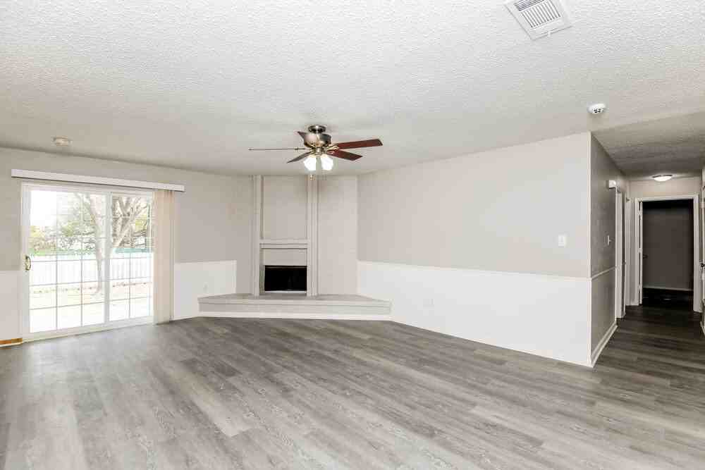 2321 Oakside Dr - Photo 3 of 19