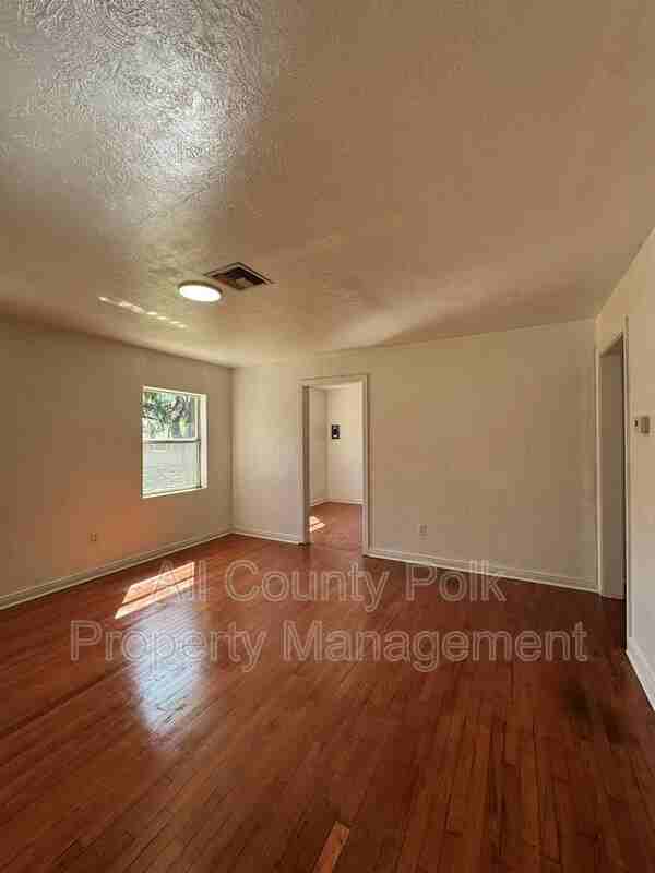 745 E Valencia St - Photo 5 of 20