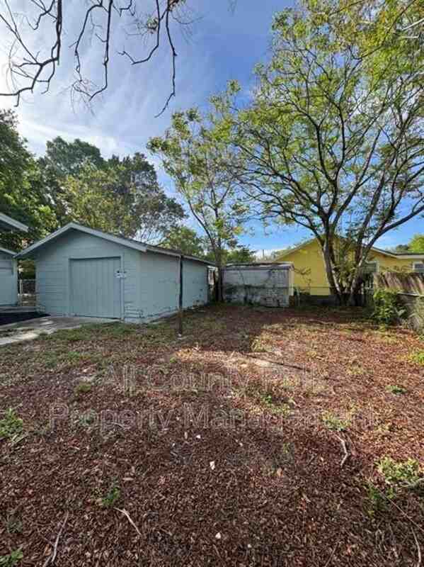 724 Euclid Ave - Photo 4 of 34