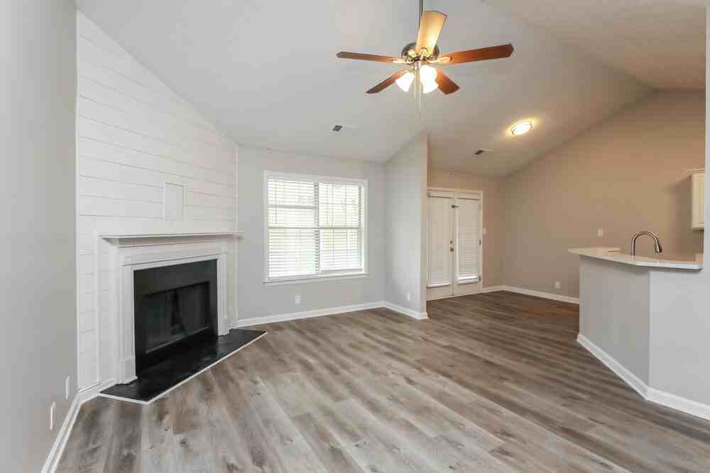 173 Williamsburg Way - Photo 4 of 20