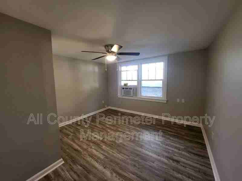 3631 Washington St - Photo 4 of 10