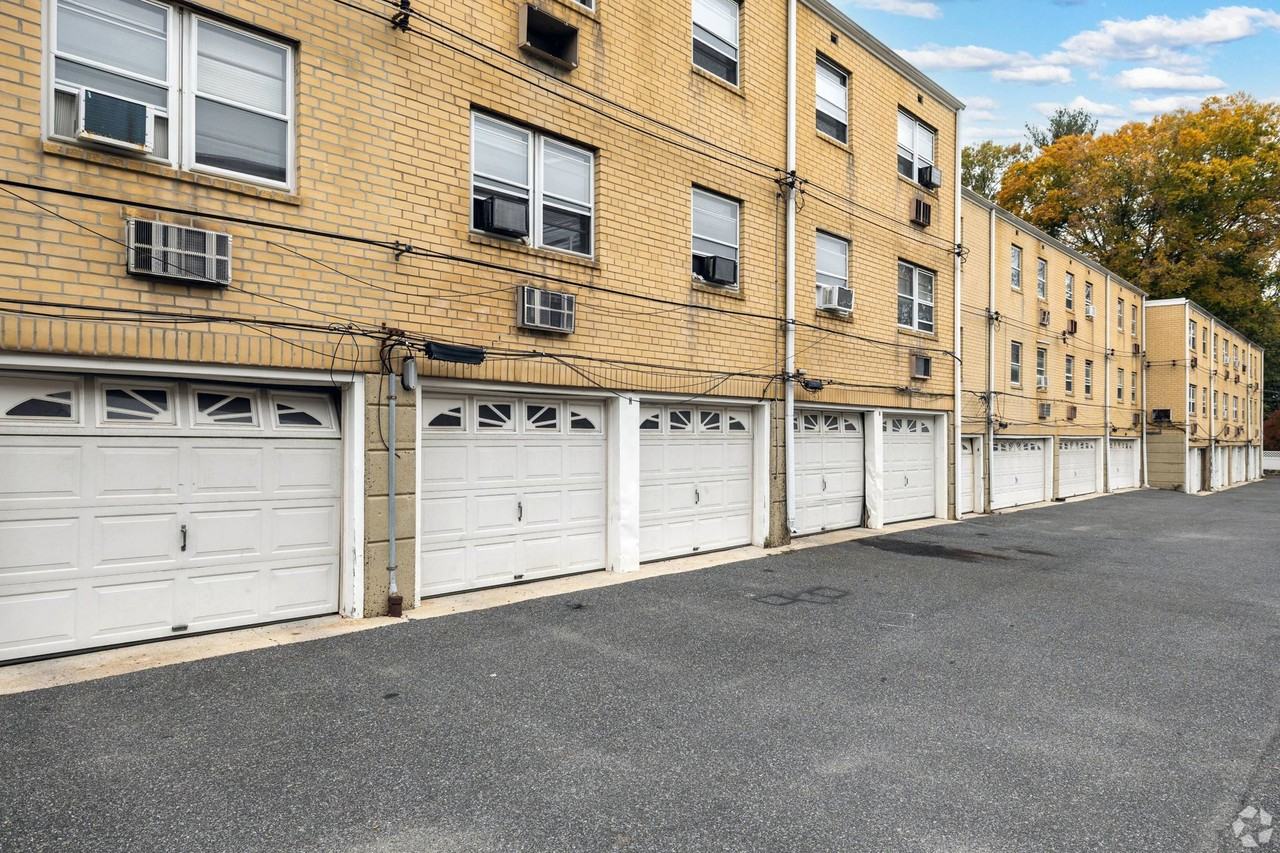 Karen Court Apartments - Photo 2 of 16