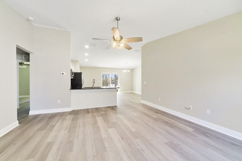 1336 W Cary Dr - Photo 2 of 10