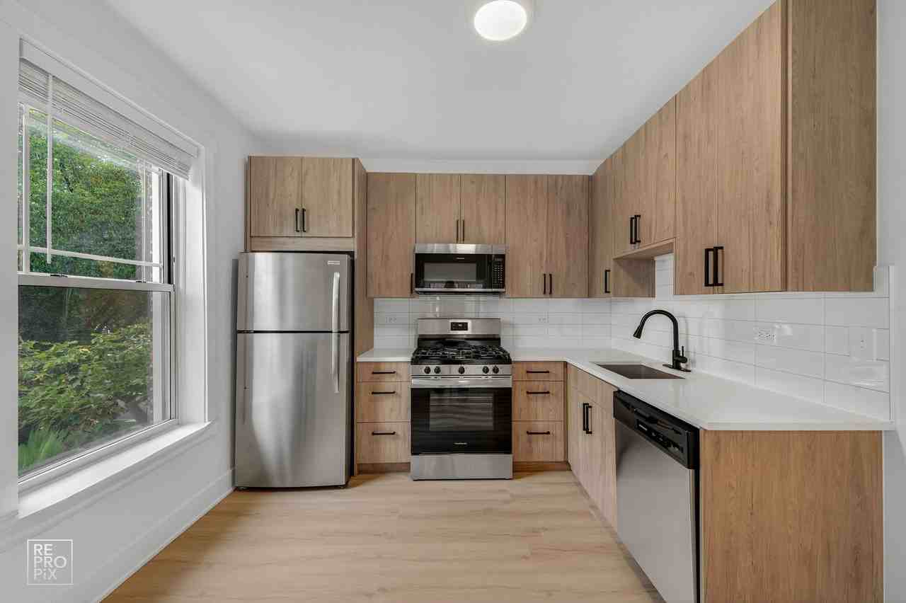 2139 W. Lunt Ave - Photo 2 of 26