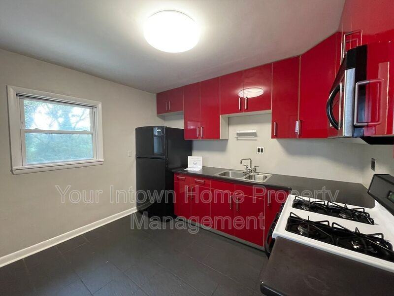 2110 Cavanaugh Ave Se - Photo 5 of 16
