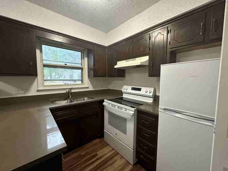 820 E 14th St - Photo 3 of 10