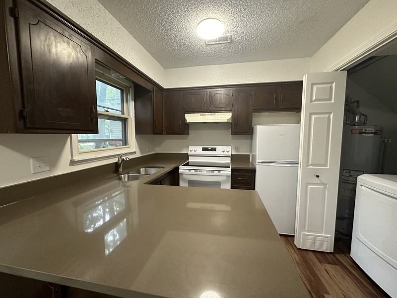 820 E 14th St - Photo 4 of 10