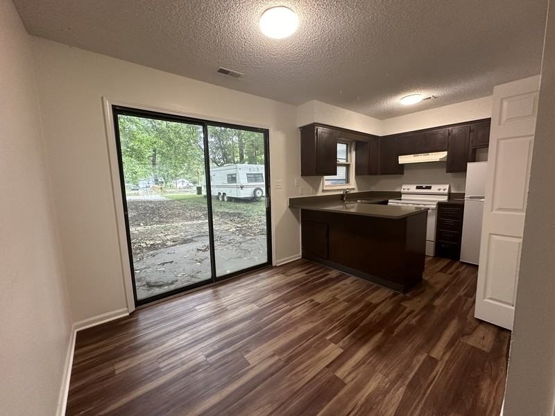 820 E 14th St - Photo 5 of 10