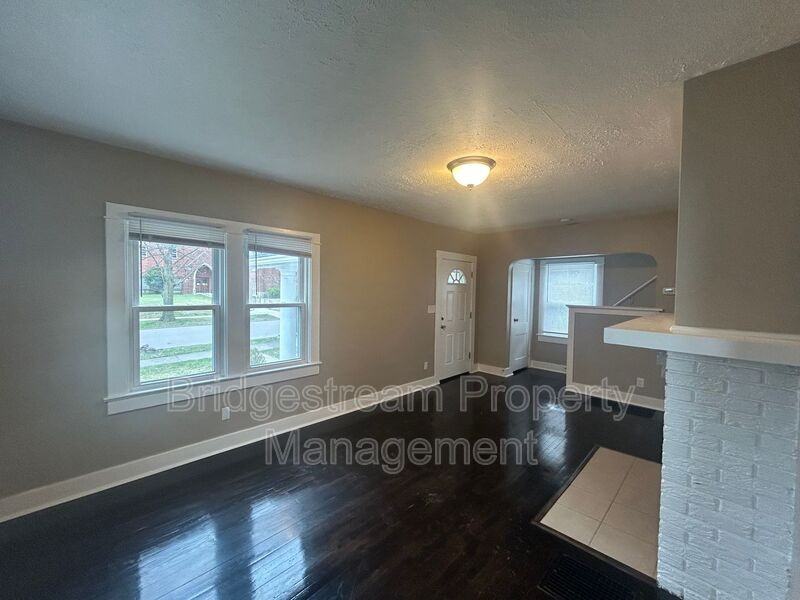 211 Hadley Ave - Photo 2 of 19