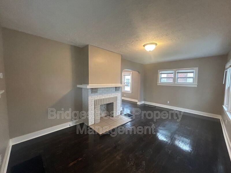 211 Hadley Ave - Photo 3 of 19