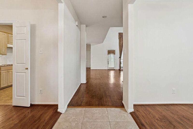 2036 Camelot Dr - Photo 3 of 25