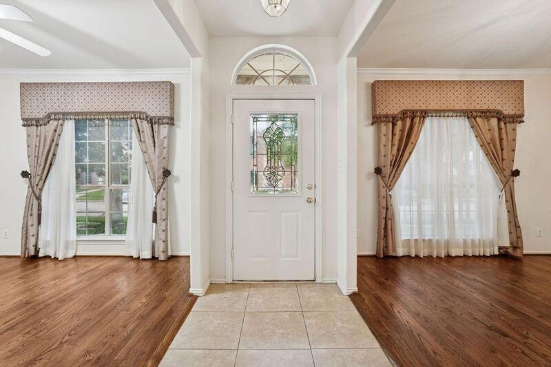 2036 Camelot Dr - Photo 4 of 25