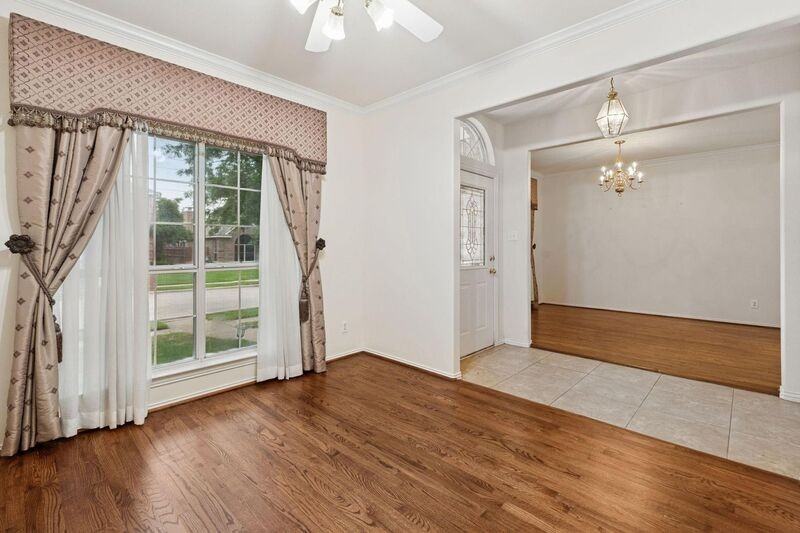 2036 Camelot Dr - Photo 6 of 25