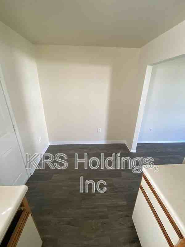 710 E 18th St - Photo 3 of 19