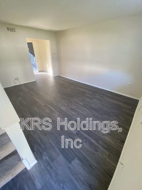 623 E 18th St - Photo 5 of 9