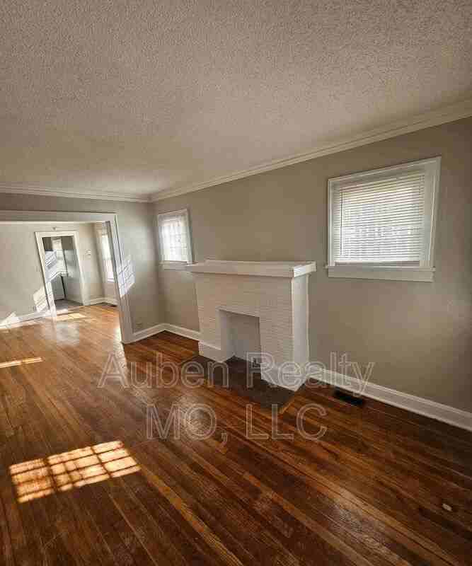 5411 Harrison St #1F - Photo 3 of 7