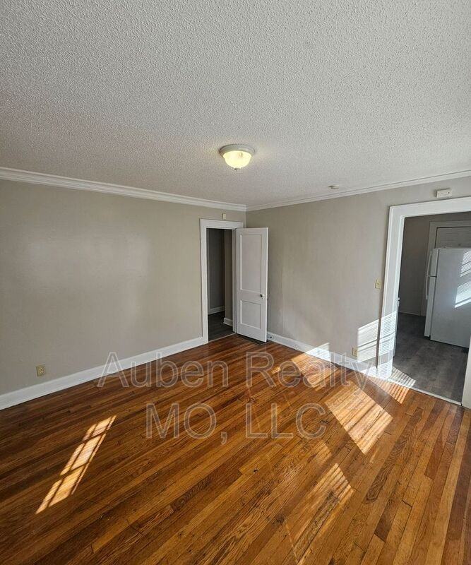 5411 Harrison St #1F - Photo 4 of 7