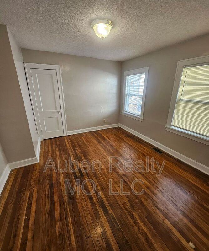 5411 Harrison St #1F - Photo 6 of 7