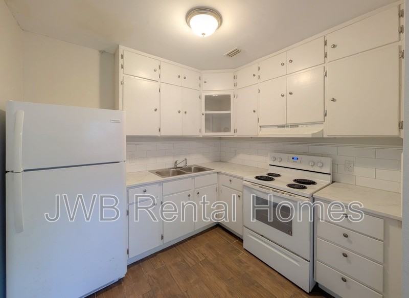 3228 Myra St - Photo 4 of 19