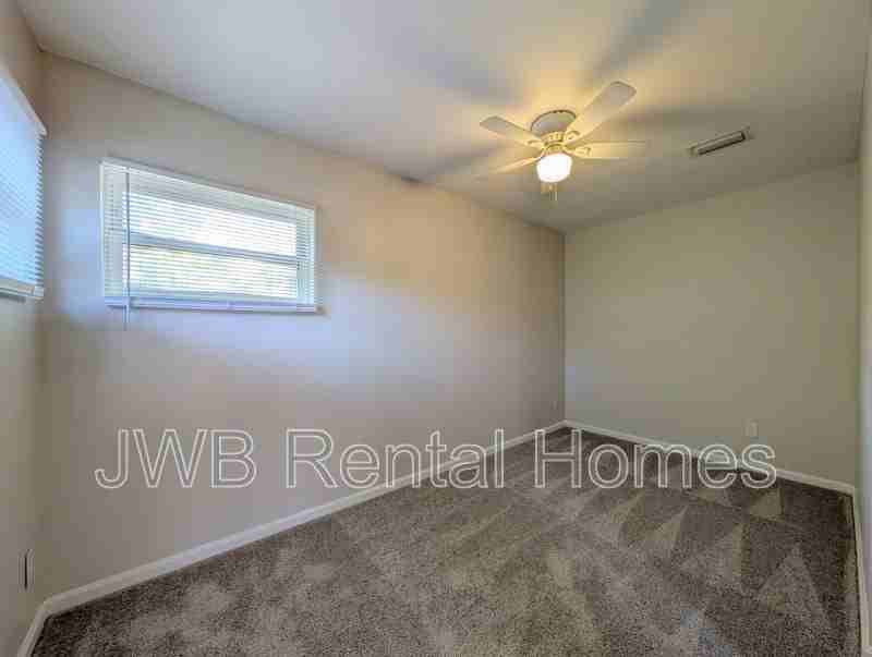 3228 Myra St - Photo 7 of 19