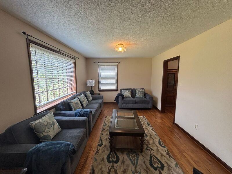 720 Riverland Dr - Photo 4 of 33