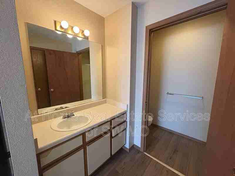 747 E Bain St - Photo 7 of 10