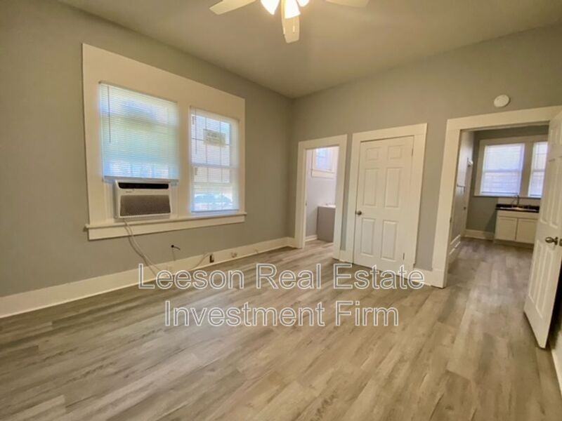 1101 College St - Photo 4 of 6