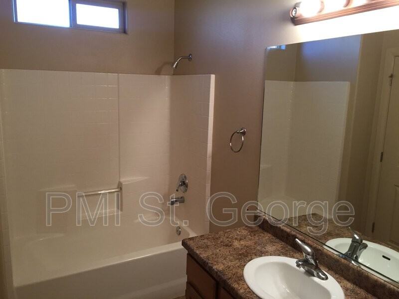 700 N Main St #H3 - Photo 4 of 11