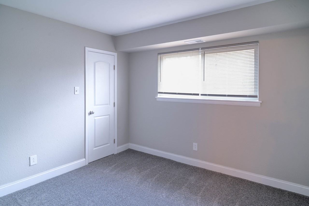 Marina Point - Photo 4 of 11