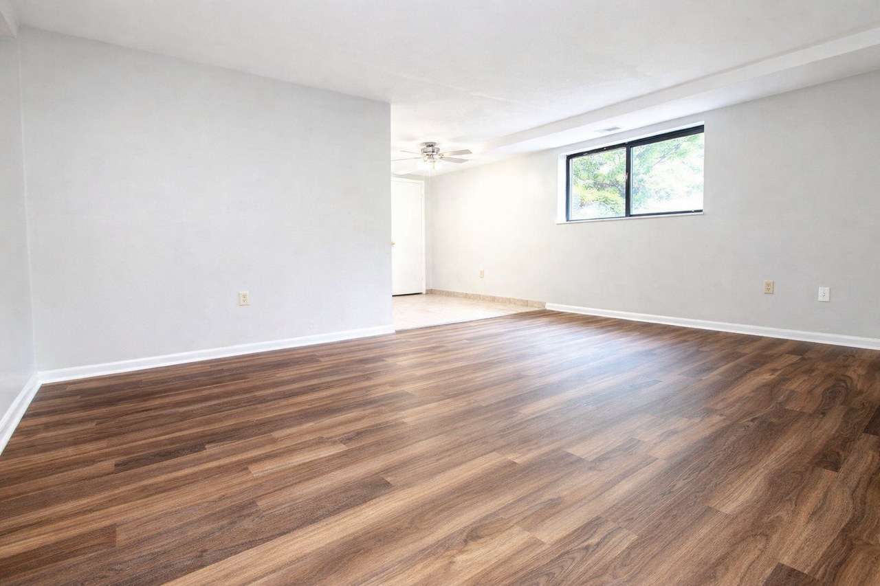 SANDY CREEK APARTMENTS -- 007 - Photo 3 of 50