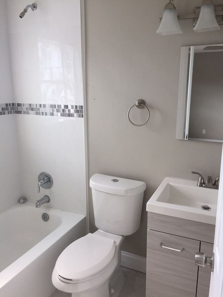 921 NE 16TH ST - Photo 4 of 7