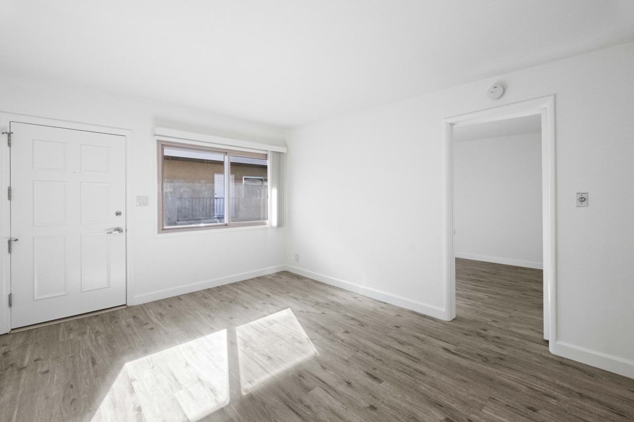 818-820 East Grand Avenue - Photo 2 of 20