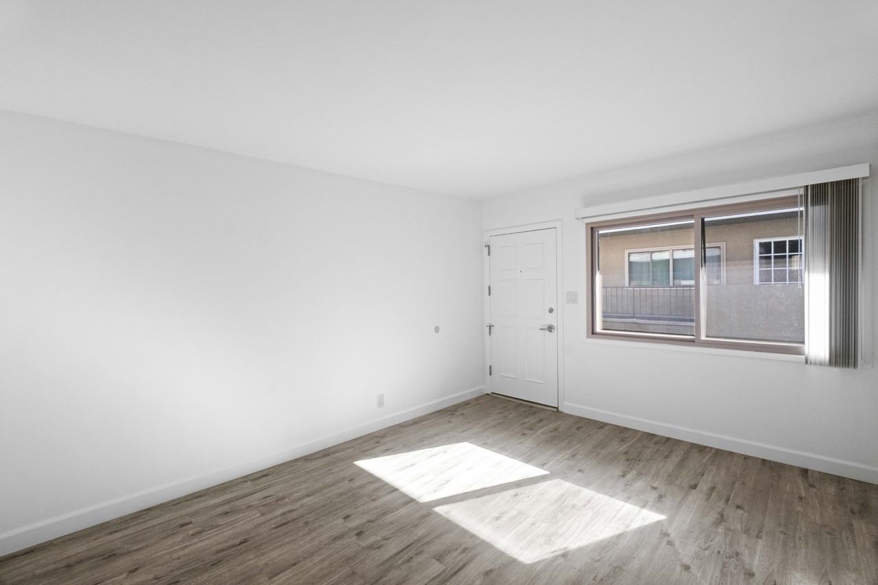 818-820 East Grand Avenue - Photo 3 of 20