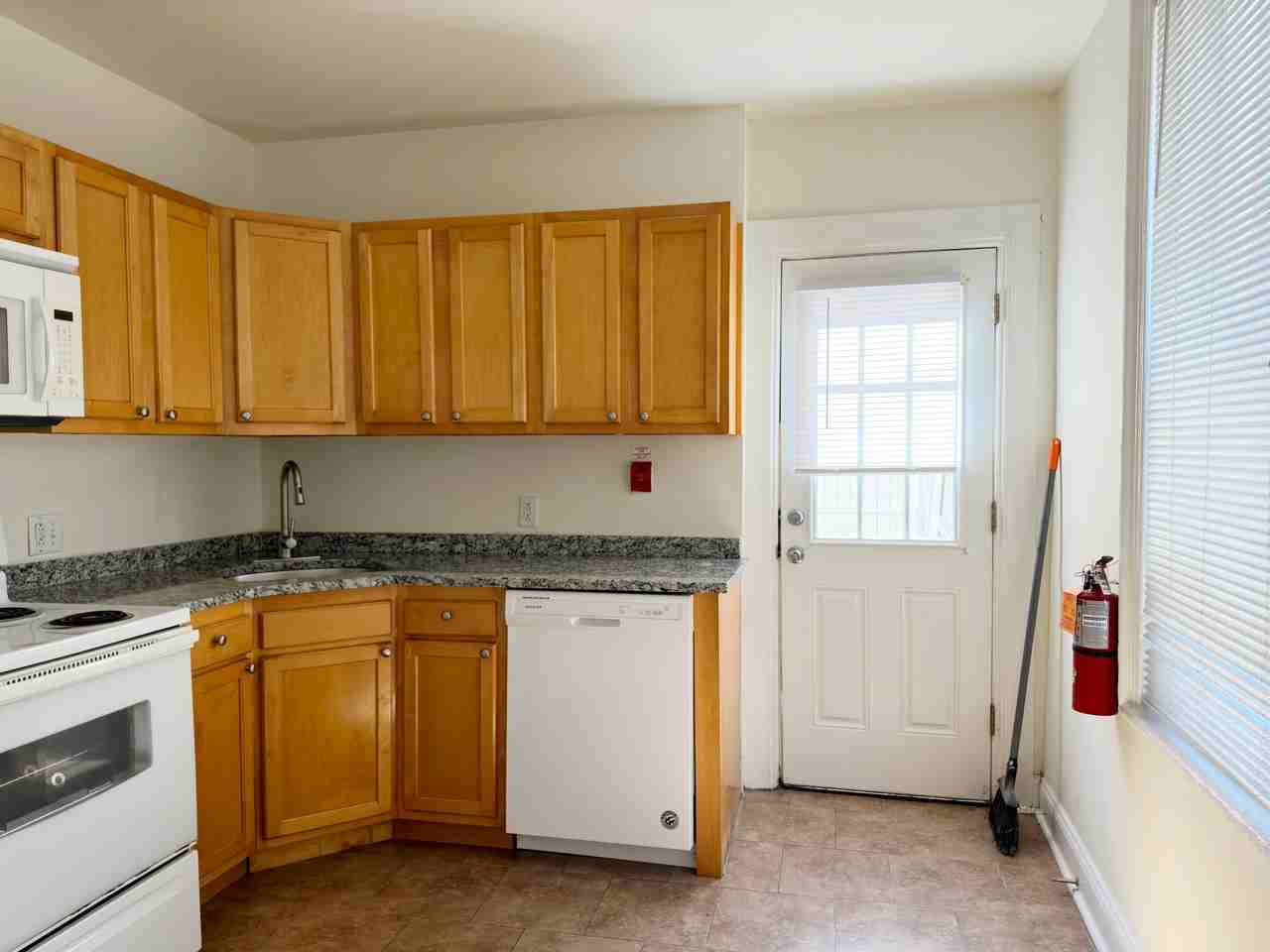 2528 Poplar Street - Photo 4 of 11