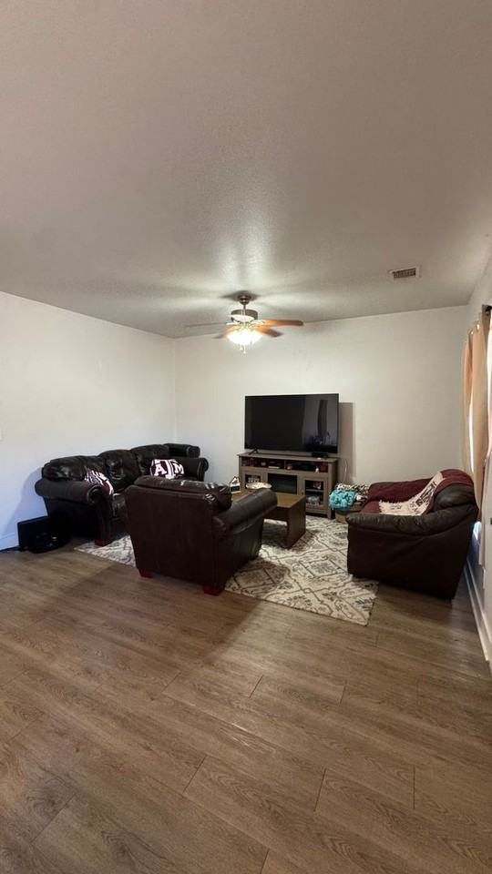 409 E Pease St - Photo 4 of 14